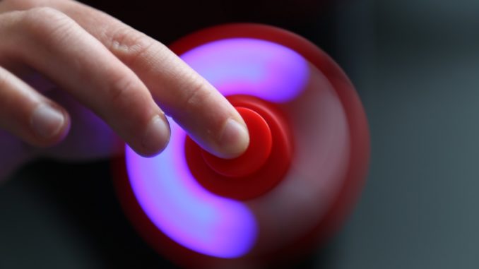 54.000 Fidget Spinner bringen LED für eine Stunde zum Leuchten