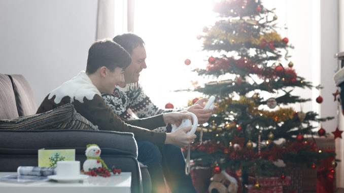 Vater und Sohn spielen Games