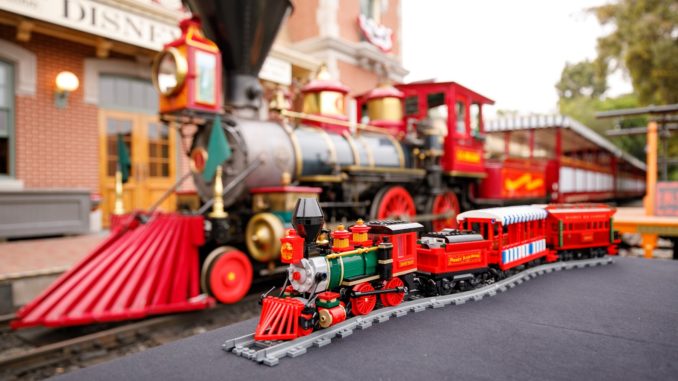 71044_LEGO-Disney-Zug-mit-Bahnhof_Lifestyle-4