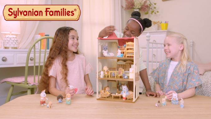 Sylvanian Families spielende Kinder