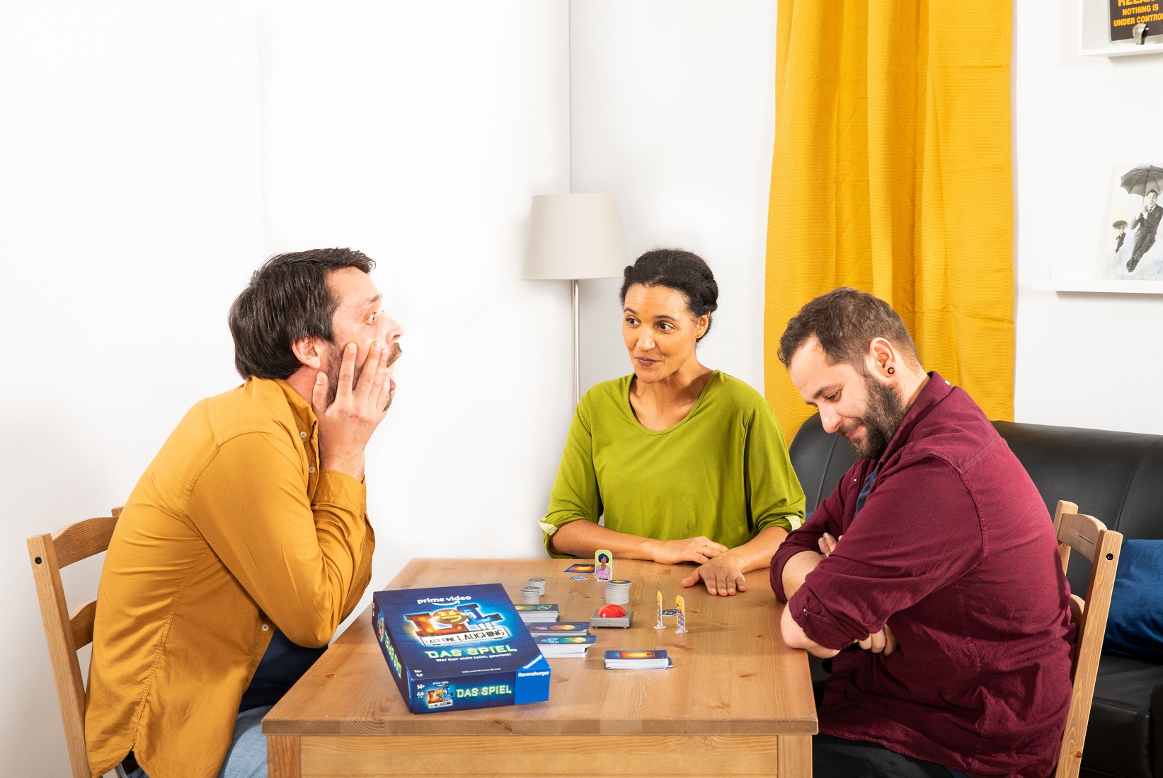 Last One Laughing Wer hier nicht lacht, gewinnt! Familienspiel und Kinderspielmagazin Last One Laughing Wer hier nicht lacht, gewinnt! Familienspiel und Kinderspielmagazin