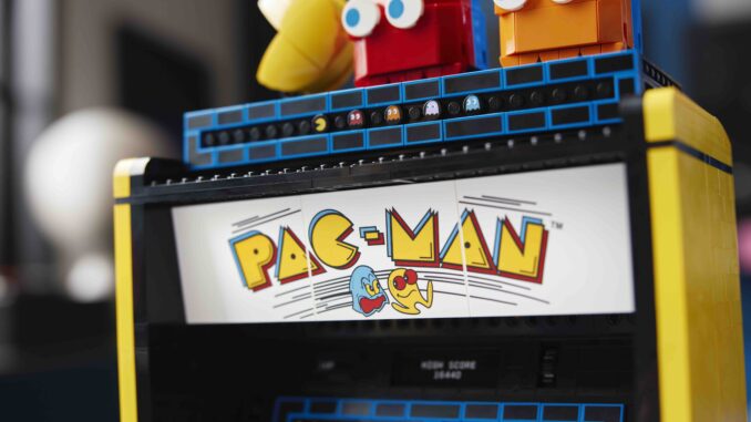 LEGO®-Icons-PAC-MAN™-Spielautomat_10323_Lifestyle_15PAC-MAN™_-©Bandai-Namco-Entertainment-Inc.