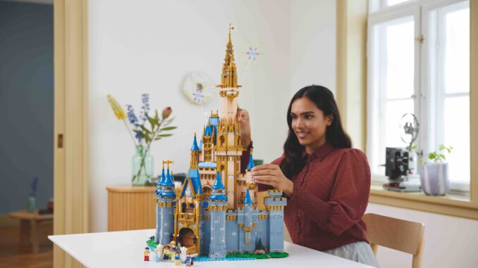 LEGO®-Disney-Castle-Set_43222_Lifestyle_03-1
