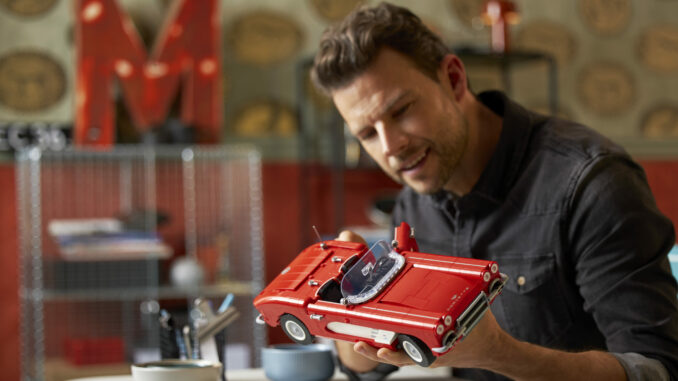 LEGO®-Icons-Corvette_10321_Lifestyle_03-scaled