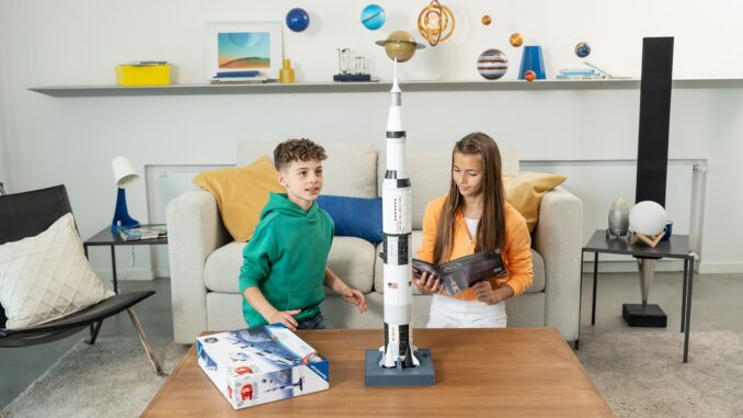 Ravensburger 3D Puzzle Apollo Saturn V Rakete Spielszene 5