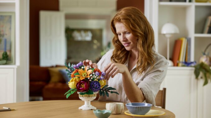 LEGO®-Botanicals-Blumenarrangement-10345_Lifestyle-01