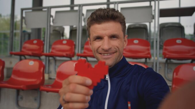 LEGO®-BuildToGive-Thomas-Müller