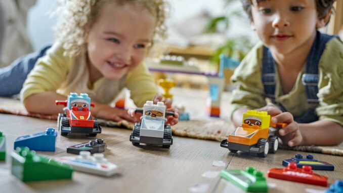 LEGO®-DUPLO-Town-F1®-Team-Race-Cars-Drivers-10445-Lifestyle-01-scaled