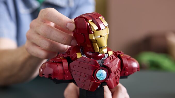 LEGO®-Marvel-Iron-Man-MK4-Büste-76327-Lifestyle-02
