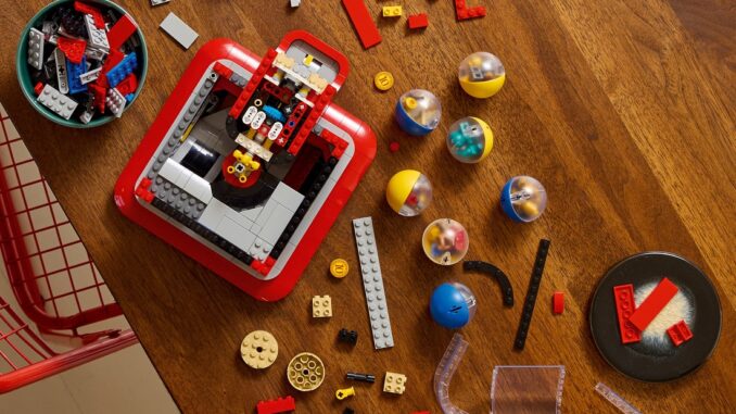LEGO®-Ideas-Minifiguren-Automat-21358-Lifestyle-04-scaled