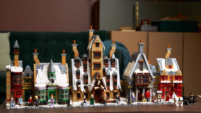LEGO®-Harry-Potter™-Hogsmeade™-Dorf-Set-76457-Lifestyle-02-scaled